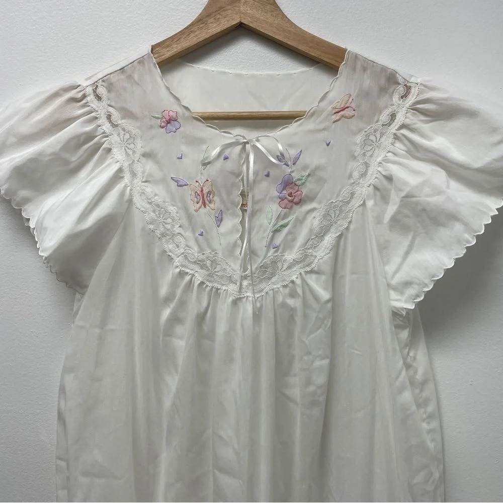 Vintage Barbizon Short-sleeved Nightgown size medium. White floral Lace nightie